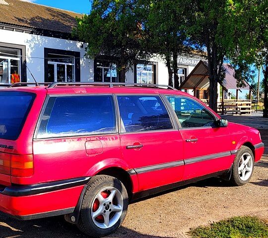 Красный Фольксваген Пассат, объемом двигателя 1.8 л и пробегом 300 тыс. км за 2250 $, фото 4 на Automoto.ua