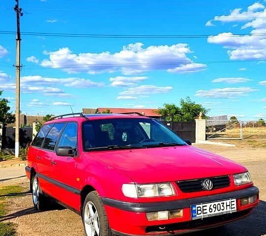 Красный Фольксваген Пассат, объемом двигателя 1.8 л и пробегом 300 тыс. км за 2250 $, фото 3 на Automoto.ua