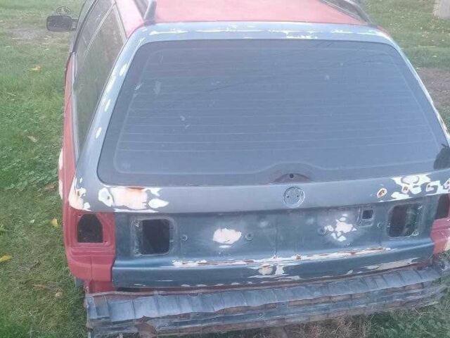 Красный Фольксваген Пассат, объемом двигателя 1.6 л и пробегом 300 тыс. км за 650 $, фото 3 на Automoto.ua