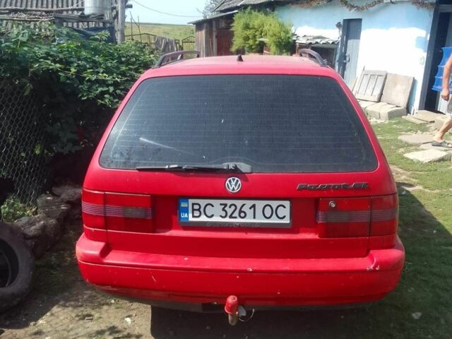 Красный Фольксваген Пассат, объемом двигателя 1.8 л и пробегом 260 тыс. км за 1900 $, фото 2 на Automoto.ua