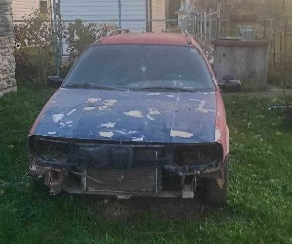 Красный Фольксваген Пассат, объемом двигателя 1.6 л и пробегом 300 тыс. км за 650 $, фото 1 на Automoto.ua