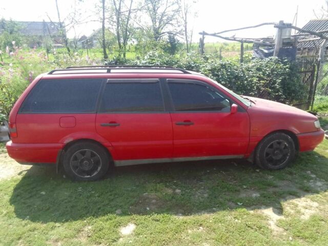 Красный Фольксваген Пассат, объемом двигателя 1.8 л и пробегом 260 тыс. км за 1900 $, фото 1 на Automoto.ua