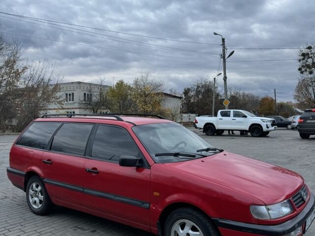 Красный Фольксваген Пассат, объемом двигателя 1.8 л и пробегом 200 тыс. км за 2100 $, фото 1 на Automoto.ua