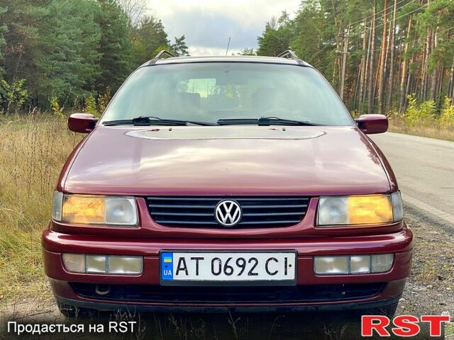 Червоний Фольксваген Пассат, об'ємом двигуна 1.6 л та пробігом 340 тис. км за 3450 $, фото 1 на Automoto.ua