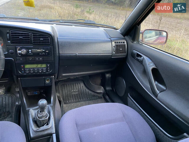 Червоний Фольксваген Пассат, об'ємом двигуна 1.6 л та пробігом 340 тис. км за 3450 $, фото 23 на Automoto.ua