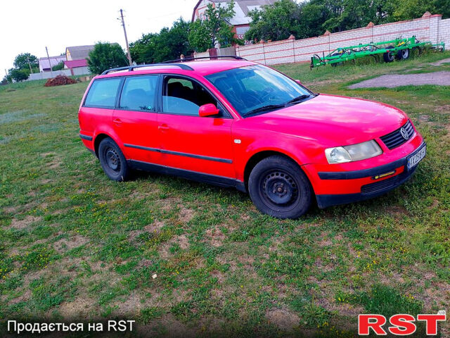 Красный Фольксваген Пассат, объемом двигателя 1.8 л и пробегом 397 тыс. км за 3100 $, фото 2 на Automoto.ua