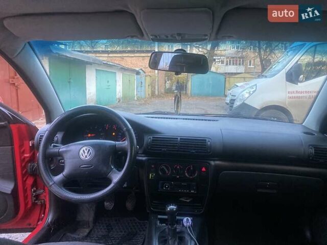 Красный Фольксваген Пассат, объемом двигателя 1.6 л и пробегом 300 тыс. км за 3300 $, фото 2 на Automoto.ua