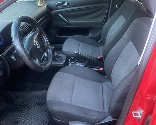 Красный Фольксваген Пассат, объемом двигателя 1.6 л и пробегом 300 тыс. км за 3300 $, фото 1 на Automoto.ua