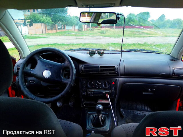 Красный Фольксваген Пассат, объемом двигателя 1.8 л и пробегом 397 тыс. км за 3100 $, фото 6 на Automoto.ua