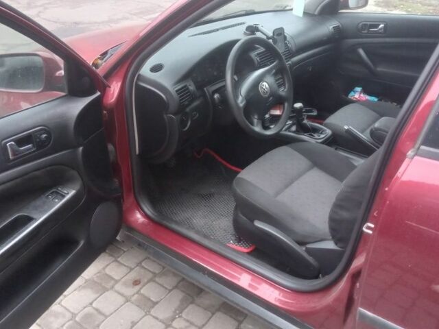 Красный Фольксваген Пассат, объемом двигателя 2 л и пробегом 360 тыс. км за 1800 $, фото 2 на Automoto.ua