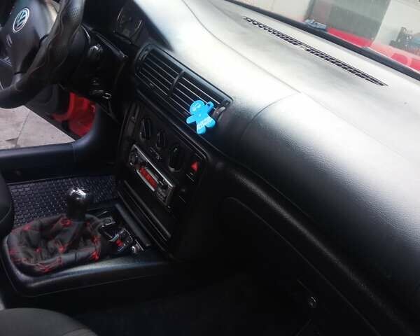 Красный Фольксваген Пассат, объемом двигателя 1.6 л и пробегом 260 тыс. км за 5000 $, фото 1 на Automoto.ua