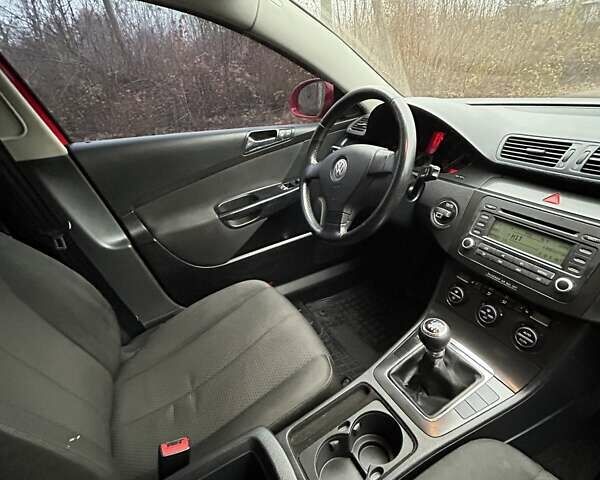 Красный Фольксваген Пассат, объемом двигателя 1.6 л и пробегом 242 тыс. км за 4500 $, фото 12 на Automoto.ua