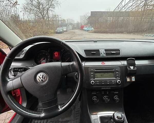 Красный Фольксваген Пассат, объемом двигателя 1.6 л и пробегом 242 тыс. км за 4500 $, фото 16 на Automoto.ua