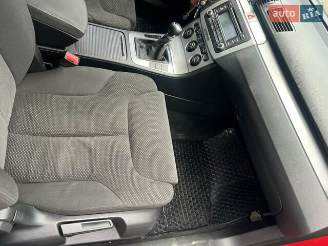 Красный Фольксваген Пассат, объемом двигателя 1.6 л и пробегом 290 тыс. км за 5000 $, фото 6 на Automoto.ua