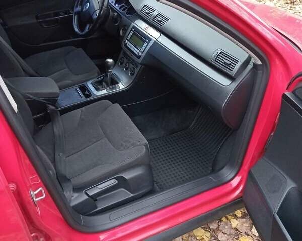 Красный Фольксваген Пассат, объемом двигателя 2 л и пробегом 314 тыс. км за 5300 $, фото 12 на Automoto.ua