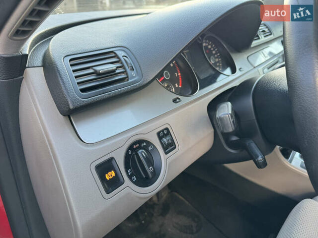 Красный Фольксваген Пассат, объемом двигателя 1.4 л и пробегом 200 тыс. км за 4750 $, фото 12 на Automoto.ua