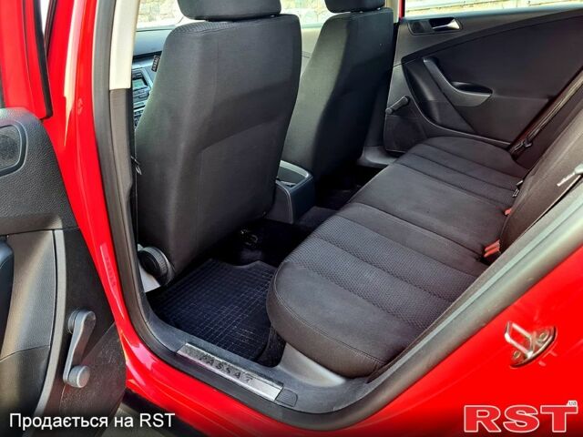 Красный Фольксваген Пассат, объемом двигателя 1.8 л и пробегом 211 тыс. км за 6800 $, фото 6 на Automoto.ua