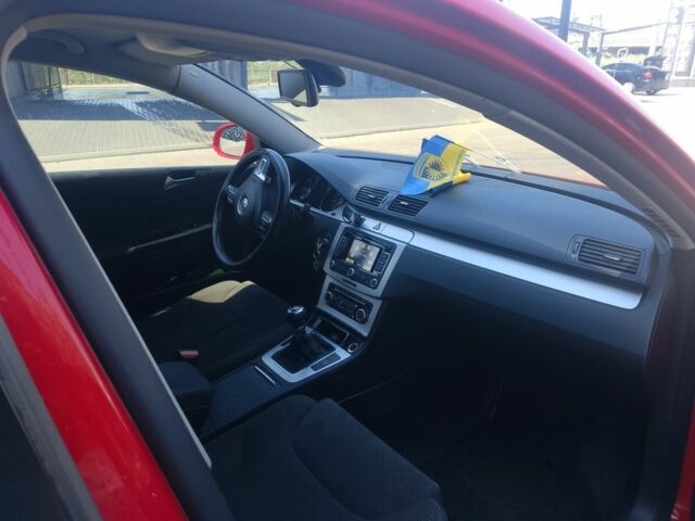 Красный Фольксваген Пассат, объемом двигателя 1.6 л и пробегом 311 тыс. км за 6200 $, фото 1 на Automoto.ua