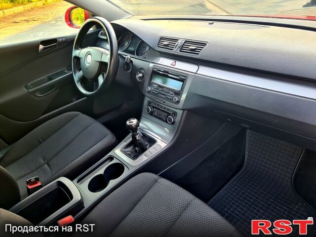 Красный Фольксваген Пассат, объемом двигателя 1.8 л и пробегом 211 тыс. км за 6800 $, фото 5 на Automoto.ua