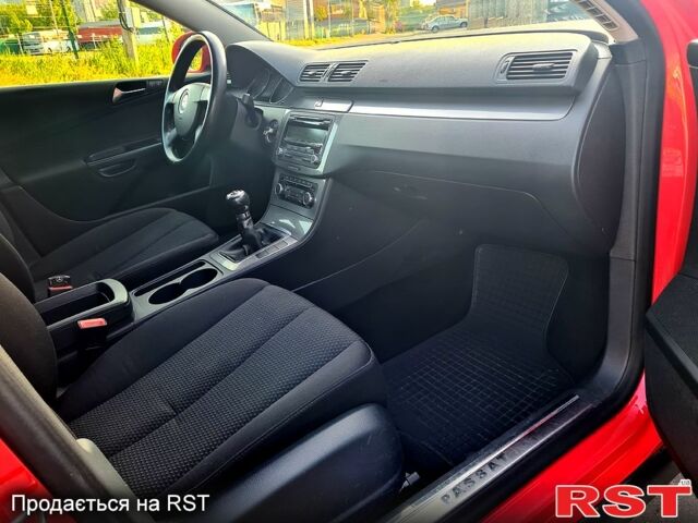 Красный Фольксваген Пассат, объемом двигателя 1.8 л и пробегом 211 тыс. км за 6800 $, фото 4 на Automoto.ua