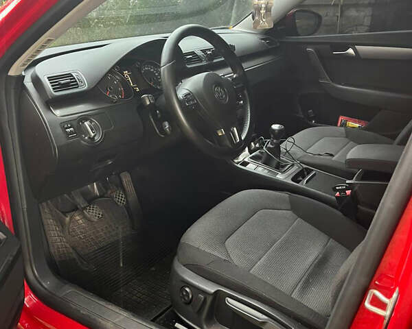 Красный Фольксваген Пассат, объемом двигателя 1.39 л и пробегом 280 тыс. км за 7500 $, фото 2 на Automoto.ua