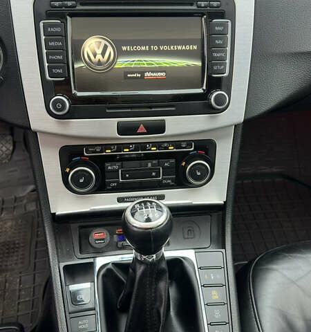 Красный Фольксваген Пассат, объемом двигателя 1.97 л и пробегом 209 тыс. км за 11900 $, фото 30 на Automoto.ua