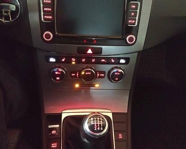 Червоний Фольксваген Пассат, об'ємом двигуна 2 л та пробігом 280 тис. км за 11300 $, фото 12 на Automoto.ua