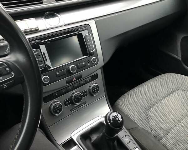 Красный Фольксваген Пассат, объемом двигателя 1.6 л и пробегом 211 тыс. км за 10500 $, фото 19 на Automoto.ua