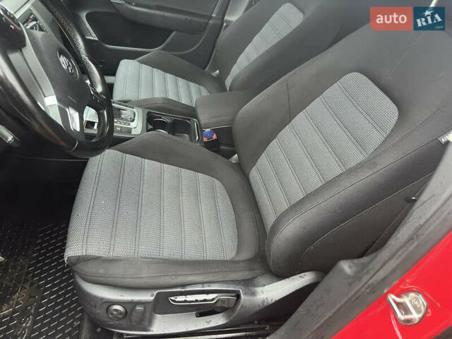 Красный Фольксваген Пассат, объемом двигателя 1.39 л и пробегом 275 тыс. км за 7200 $, фото 21 на Automoto.ua