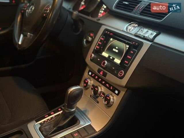 Красный Фольксваген Пассат, объемом двигателя 2 л и пробегом 275 тыс. км за 8555 $, фото 15 на Automoto.ua