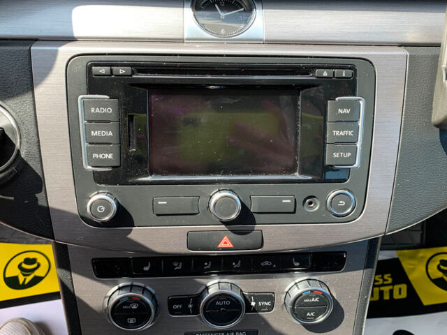 Красный Фольксваген Пассат, объемом двигателя 2 л и пробегом 327 тыс. км за 11550 $, фото 10 на Automoto.ua