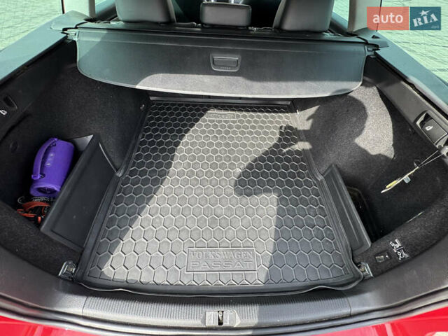 Красный Фольксваген Пассат, объемом двигателя 2 л и пробегом 289 тыс. км за 11700 $, фото 20 на Automoto.ua