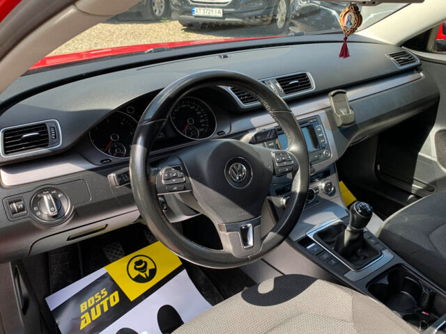 Красный Фольксваген Пассат, объемом двигателя 2 л и пробегом 327 тыс. км за 11550 $, фото 7 на Automoto.ua