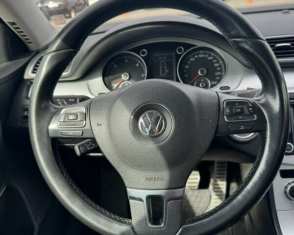 Красный Фольксваген Пассат, объемом двигателя 1.97 л и пробегом 289 тыс. км за 11700 $, фото 9 на Automoto.ua