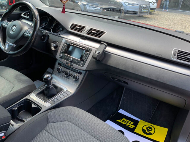 Красный Фольксваген Пассат, объемом двигателя 2 л и пробегом 327 тыс. км за 11550 $, фото 18 на Automoto.ua