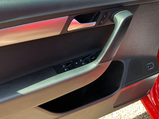 Красный Фольксваген Пассат, объемом двигателя 2 л и пробегом 327 тыс. км за 11550 $, фото 6 на Automoto.ua