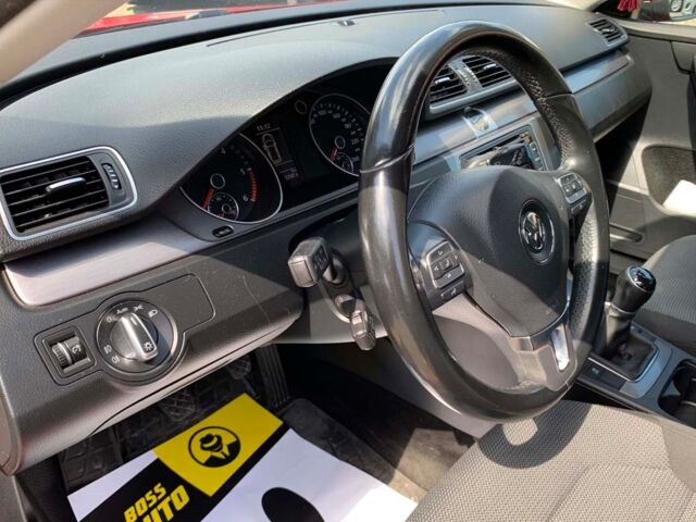 Красный Фольксваген Пассат, объемом двигателя 2 л и пробегом 327 тыс. км за 11550 $, фото 12 на Automoto.ua