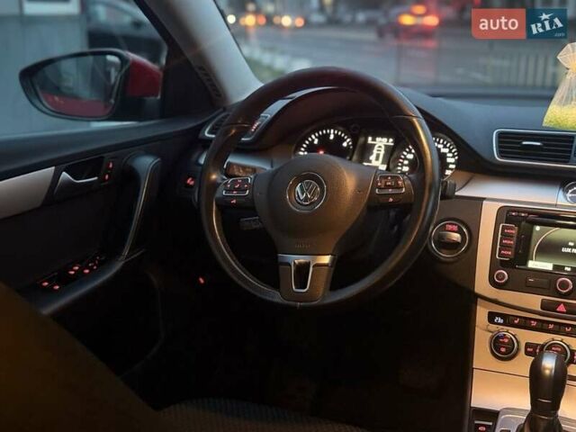 Красный Фольксваген Пассат, объемом двигателя 2 л и пробегом 275 тыс. км за 8555 $, фото 25 на Automoto.ua