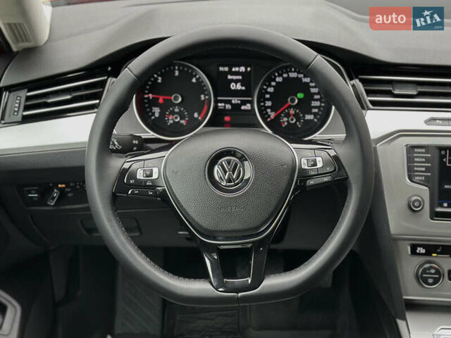 Красный Фольксваген Пассат, объемом двигателя 1.6 л и пробегом 276 тыс. км за 14300 $, фото 37 на Automoto.ua