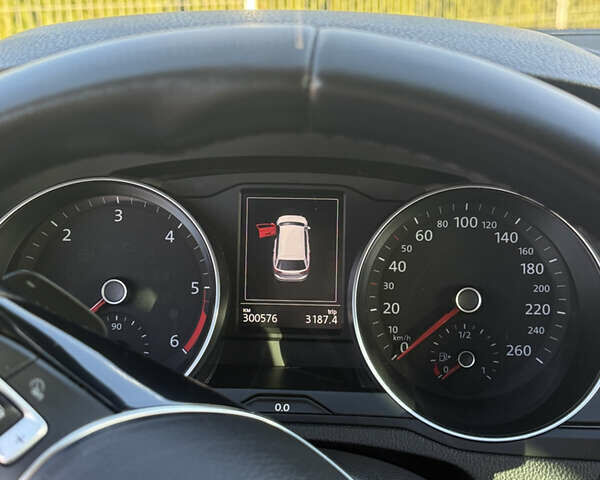 Красный Фольксваген Пассат, объемом двигателя 1.97 л и пробегом 301 тыс. км за 14800 $, фото 21 на Automoto.ua