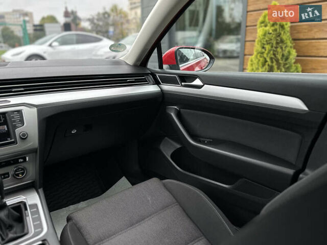 Красный Фольксваген Пассат, объемом двигателя 1.6 л и пробегом 276 тыс. км за 14300 $, фото 50 на Automoto.ua