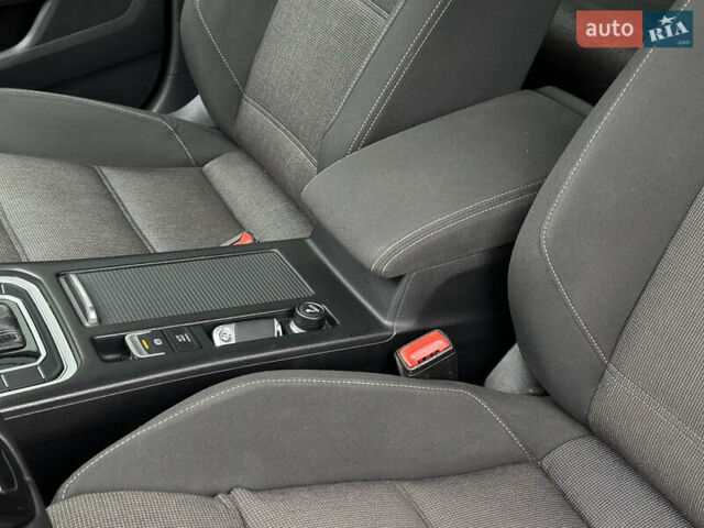 Красный Фольксваген Пассат, объемом двигателя 1.6 л и пробегом 276 тыс. км за 14300 $, фото 49 на Automoto.ua