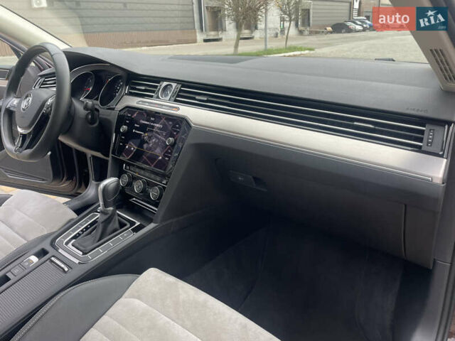 Красный Фольксваген Пассат, объемом двигателя 2 л и пробегом 218 тыс. км за 20450 $, фото 44 на Automoto.ua