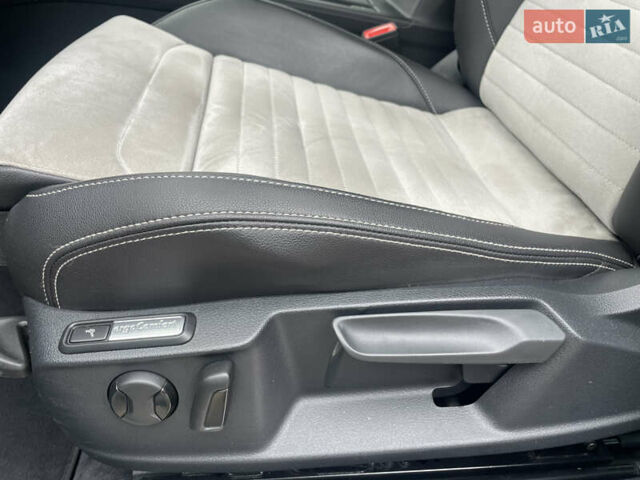 Красный Фольксваген Пассат, объемом двигателя 2 л и пробегом 218 тыс. км за 20450 $, фото 52 на Automoto.ua