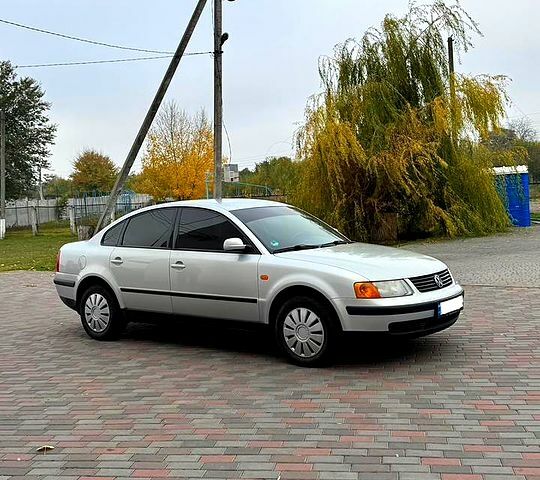 Фольксваген Пассат, объемом двигателя 1.8 л и пробегом 321 тыс. км за 3700 $, фото 4 на Automoto.ua