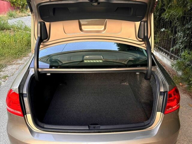 Желтый Фольксваген Пассат, объемом двигателя 1.8 л и пробегом 238 тыс. км за 10900 $, фото 7 на Automoto.ua