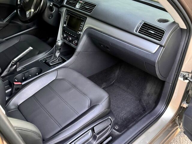 Желтый Фольксваген Пассат, объемом двигателя 1.8 л и пробегом 238 тыс. км за 10900 $, фото 5 на Automoto.ua