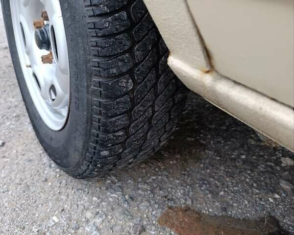 Желтый Фольксваген Пассат, объемом двигателя 1.59 л и пробегом 510 тыс. км за 1350 $, фото 10 на Automoto.ua