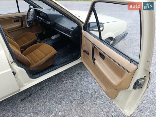 Желтый Фольксваген Пассат, объемом двигателя 1.59 л и пробегом 510 тыс. км за 1350 $, фото 3 на Automoto.ua