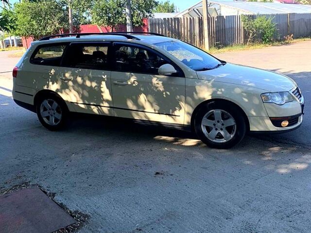 Желтый Фольксваген Пассат, объемом двигателя 2 л и пробегом 350 тыс. км за 3550 $, фото 2 на Automoto.ua